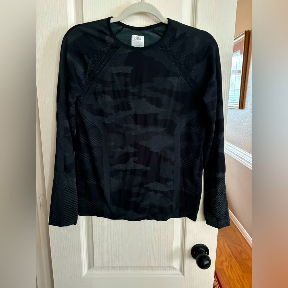 Athletic girl. Size XX large or 16 long sleeve athletic shirt, gorgeous NWOT